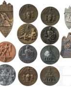 Médailles. 13 Abzeichen von den Reichsparteitagen 1929 - 1939