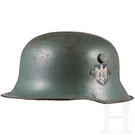 Kinderstahlhelm M 16/35 für "Heeresangehörige" mit beiden Abzeichen - фото 1
