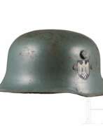 Übersicht. Kinderstahlhelm M 16/35 für "Heeresangehörige" mit beiden Abzeichen