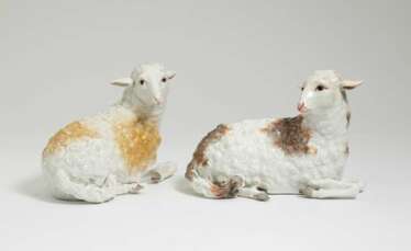 Zwei liegende Schafe. Meissen, um 1760, Modell von J. J. Kändler und P. Reinicke