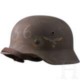 Stahlhelm M 40 der Luftwaffe mit einem Abzeichen - photo 1