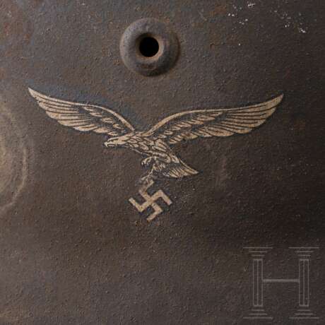 Stahlhelm M 40 der Luftwaffe mit einem Abzeichen - photo 5