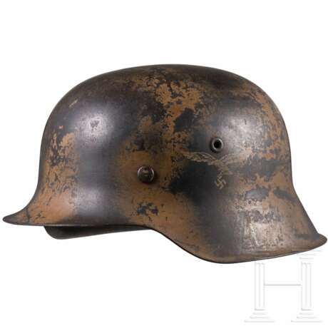 Stahlhelm M 42 der Luftwaffe mit einem Abzeichen und Tarnanstrich - photo 1