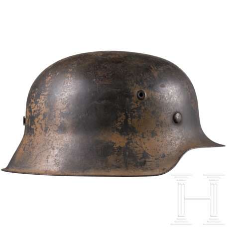 Stahlhelm M 42 der Luftwaffe mit einem Abzeichen und Tarnanstrich - photo 2