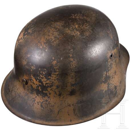 Stahlhelm M 42 der Luftwaffe mit einem Abzeichen und Tarnanstrich - photo 4