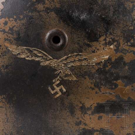 Stahlhelm M 42 der Luftwaffe mit einem Abzeichen und Tarnanstrich - photo 5