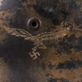 Stahlhelm M 42 der Luftwaffe mit einem Abzeichen und Tarnanstrich - photo 5