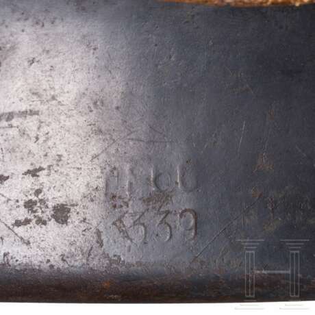 Stahlhelm M 42 der Luftwaffe mit einem Abzeichen und Tarnanstrich - photo 6