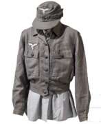 Produktkatalog. Uniformensemble einer Flakhelferin