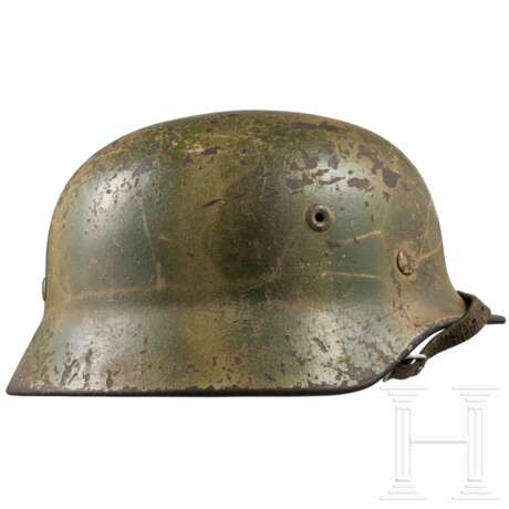 Stahlhelm M 40 der Waffen-SS mit Camouflageanstrich - photo 2 Stahlhelm M 40 der Waffen-SS mit Camouflageanstrich - photo 2
