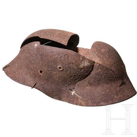 Stahlhelm M40 der Waffen-SS mit einen Helmabzeichen und Schlachtfeld-Beschädigung - photo 1 Stahlhelm M40 der Waffen-SS mit einen Helmabzeichen und Schlachtfeld-Beschädigung - photo 1