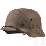 Stahlhelm M40 mit einen Helmabzeichen - фото 1