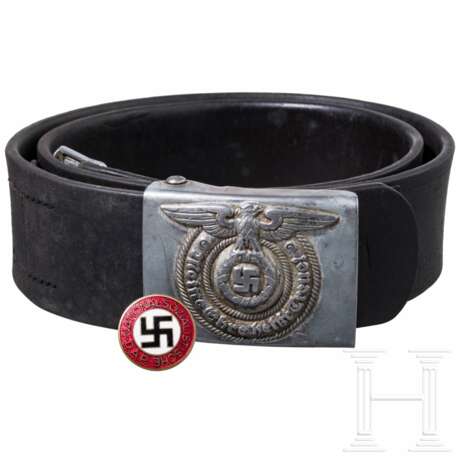 Koppelschloss für Mannschaften/Unterführer der Waffen-SS, mit Riemen und NSDAP-Parteiabzeichen - photo 1 Koppelschloss für Mannschaften/Unterführer der Waffen-SS, mit Riemen und NSDAP-Parteiabzeichen - photo 1