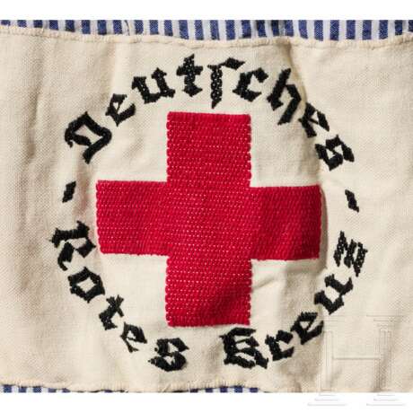 Dienstanzug einer Helferin des Deutschen Roten Kreuzes - photo 2 Dienstanzug einer Helferin des Deutschen Roten Kreuzes - photo 2