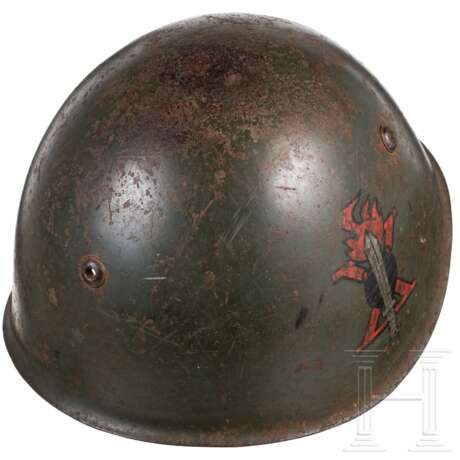 Glocke eines Stahlhelms M 33 mit Emblem des "Valanga" Bataillons der Decima MAS - photo 4