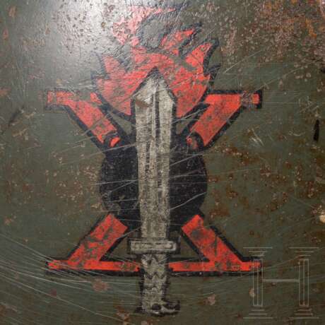 Glocke eines Stahlhelms M 33 mit Emblem des "Valanga" Bataillons der Decima MAS - photo 5
