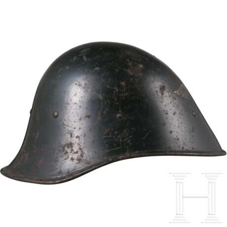 Beim Luftschutz weiterverwendeter Stahlhelm M 34 der holländischen Armee - photo 2