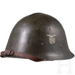 Stahlhelm M 31 der norwegischen Armee, von der faschistischen Partei "Nasjonal Samling" übernommen