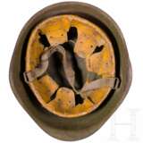 Stahlhelm M 39 mit Emblem - фото 3