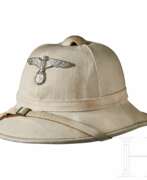 Übersicht. A Tropical Helmet of the Kriegsmarine Administration