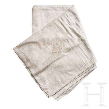 Adolf Hitler – a Small Table Cover from his Personal Service - Foto 1