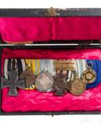 Übersicht. Große Ordensschnalle mit sechs Auszeichnungen im Etui