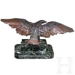 Kleiner Tischadler auf getrepptem Steinsockel, 20. Jhdt.