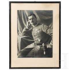 Gerahmtes Portraitfoto eines bayerischen Militär-Flugzeugführers