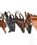 Accessoires. Fünf Schulterholster für Pistolen