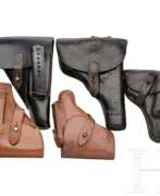 Accessoires. Fünf Pistolentaschen, Leder, div. Abnahmen