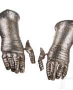 Defensive weapons. Ein Paar Panzerhandschuhe, deutsch, um 1580