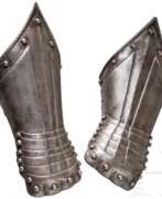 Defensive weapons. Ein Paar schwarz-weiße Panzerhandschuhe, deutsch, um 1580