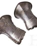 Defensive weapons. Ein Paar Panzerhandschuhe, Italien, um 1600.