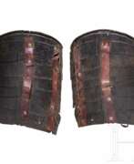 Defensive weapons. Ein Paar schwarz-weiße Beintaschen, deutsch, um 1560