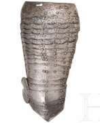 Defensive weapons. Rechter Oberdiechling eines Kürassierharnischs, norddeutsch oder Niederlande, um 1630/40