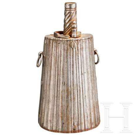 Eiserne Pulverflasche, Brescia, um 1600 - photo 1 Eiserne Pulverflasche, Brescia, um 1600 - photo 1