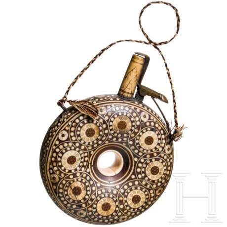 Ringförmige Pulverflasche mit Beineinlagen, böhmisch/schlesisch, Mitte 17. Jhdt - photo 1 Ringförmige Pulverflasche mit Beineinlagen, böhmisch/schlesisch, Mitte 17. Jhdt - photo 1