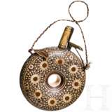 Ringförmige Pulverflasche mit Beineinlagen, böhmisch/schlesisch, Mitte 17. Jhdt - photo 1