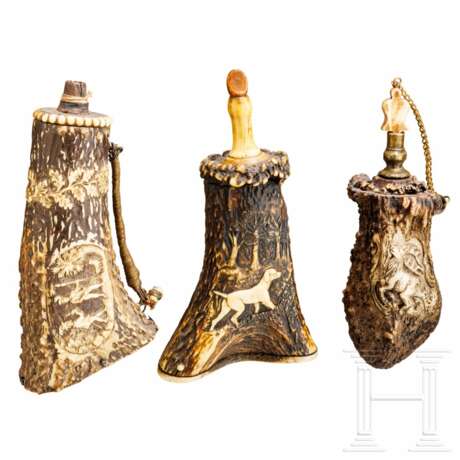 Drei Pulverflaschen, deutsch, 19. Jhdt. - photo 1 Drei Pulverflaschen, deutsch, 19. Jhdt. - photo 1