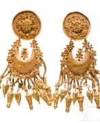 Ancient Greece. Hochwertige und täuschend ähnliche Kopie eines Paares außergewöhnlich großer und exquisiter griechischer Goldohrringe, spätes 19. bis frühes 20. Jahrhundert nach Vorbildern der zweiten Hälfte des 4. Jahrhunderts v. Chr. Ancient Greece. Hochwertige und täuschend ähnliche Kopie eines Paares außergewöhnlich großer und exquisiter griechischer Goldohrringe, spätes 19. bis frühes 20. Jahrhundert nach Vorbildern der zweiten Hälfte des 4. Jahrhunderts v. Chr.