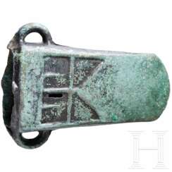 Großes und schweres, verziertes Tüllenbeil, Jüngere Bronzezeit Osteuropas, 10. Jhdt. v. Chr.