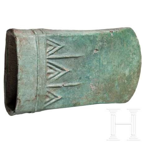 Verziertes Tüllenbeil, Jüngere Bronzezeit Osteuropas, 10. Jhdt. v. Chr. - Foto 1