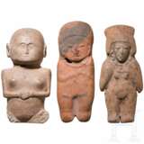 Drei präkolumbische Tonfiguren, Ekuador, wohl 1000 - 1500 n. Chr. - Foto 1