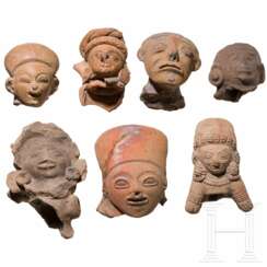Sieben präkolumbische Tonköpfe, Ekuador, wohl 1000 - 1500 n. Chr.