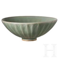Seladonglasierte Longquan-Lotus-Schale, China, wohl Yuan- oder Ming-Dynastie (14. - 17. Jhdt.)