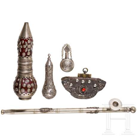 Opiumpfeife, kleine Tasche, zwei Kalkbehälter und Flakon, Indien/Tibet, um 1900 - Foto 1