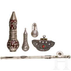 Opiumpfeife, kleine Tasche, zwei Kalkbehälter und Flakon, Indien/Tibet, um 1900