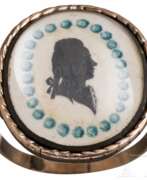 Overview. Andenkenring mit Portraitköpfen