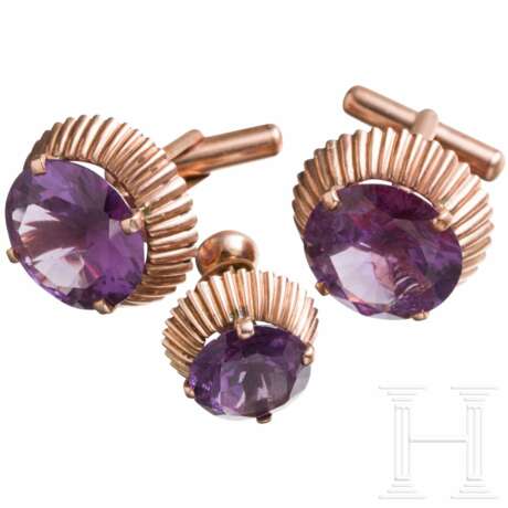 Ein Paar goldene Manschettenknöpfe und ein Ohrring mit Amethyst - photo 1 Ein Paar goldene Manschettenknöpfe und ein Ohrring mit Amethyst - photo 1