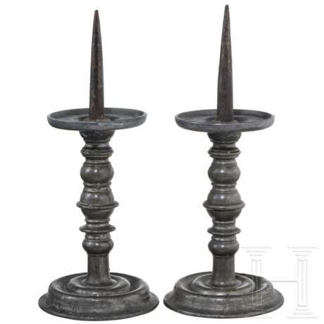 Ein Paar Renaissance-Dornleuchter aus Zinn, rheinländisch, um 1600 - photo 1 Ein Paar Renaissance-Dornleuchter aus Zinn, rheinländisch, um 1600 - photo 1